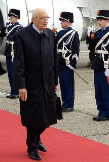 Il Presidente Giorgio Napolitano al suo arrivo all'aeroporto di Rotterdam, in occasione della visita di Stato nei Paesi Bassi