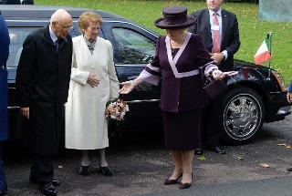 Il Presidente Giorgio Napolitano e la consorte Sig.ra Clio accolti da S.M. la Regina Beatrix al loro arrivo a Palazzo Noordeinde
