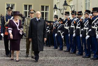Il Presidente Giorgio Napolitano e S.M. la Regina Beatrix nel corso della cerimonia di benvenuto a Palazzo Noordeinde