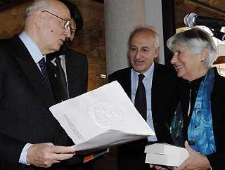 Il Presidente Giorgio Napolitano con il Musicista Maurizio Pollini e la Signora Nuria Schoemberg Nono, nella sede dell'Archivio Nono.