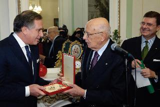 Il Presidente Giorgio Napolitano consegna l'Onorificenza di Grande Ufficiale dell'Ordine della Stella d'Italia a Roberto Paier, Presidente della Camera di Commercio Italiana per l'Olanda