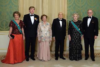 Il Presidente Giorgio Napolitano, la signora Clio, S.M. la Regina Beatrix e i componenti della famiglia reale in occasione del Pranzo di Stato