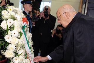 Il Presidente Giorgio Napolitano depone una corona di fiori al monumento dei caduti, nell'antica sala riunioni del Parlamento