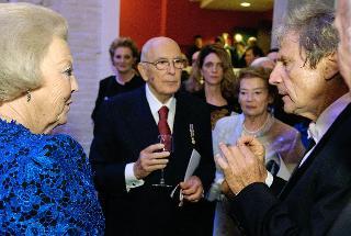 Il Presidente Giorgio Napolitano, la signora Clio e S.M. la Regina Beatrix con il Maestro Uto Ughi in occasione del concerto di restituzione