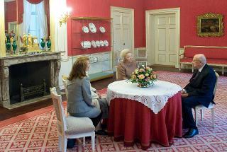 Il Presidente Giorgio Napolitano e la Sig.ra Clio durante il colloquio con S.M. la Regina Beatrix