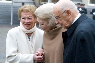 Il Presidente Giorgio Napolitano, la Sig.ra Clio e S.M. la Regina Beatrix durante la cerimonia di commiato