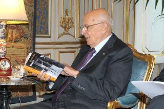 Il Presidente Giorgio Napolitano osserva il libro &quot;Malaparte. Vite e Leggende&quot;