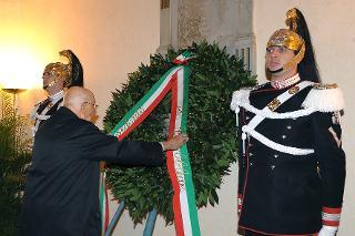 Il Presidente Giorgio Napolitano durante la deposizione di una corona d'alloro sulla lapide dei Caduti del Quirinale