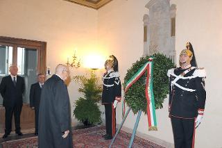 Il Presidente Giorgio Napolitano durante la deposizione di una corona d'alloro sulla lapide dei Caduti del Quirinale in occasione del Giorno dell'Unità Nazionale e della Giornata delle Forze Armate