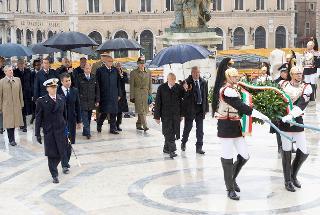 Il Presidente Giorgio Napolitano, accompagnato dalle più Alte Cariche dello Stato, durante la deposizione di una corona d'alloro sulla Tomba del Milite Ignoto