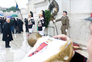 Il Presidente Giorgio Napolitano durante la deposizione di una corona d'alloro sulla Tomba del Milite Ignoto