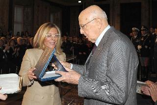 Il Presidente Giorgio Napolitano riceve il riconoscimento del &quot;Pulcinella d'Argento&quot; da parte del Presidente della Fondazione Campania dei Festival Dott.ssa Caterina Miraglia in occasione della Giornata dello Spettacolo