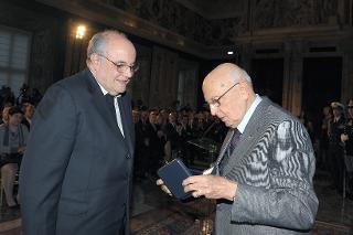 Il Presidente Giorgio Napolitano riceve il riconoscimento del &quot;Vittorio De Sica&quot; da parte del Maestro Manuel De Sica in occasione della Giornata dello Spettacolo