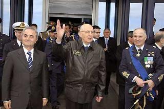 Il Presidente Giorgio Napolitano, al termine della cerimonia in occasione della celebrazione dell'84° anniversario di fondazione dell'Aeronautica Militare