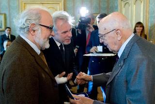 Il Presidente Giorgio Napolitano consegna la medaglia del Presidente della Repubblica a Stefano Rulli e Sandro Petraglia (Premio Storie per il Cinema)