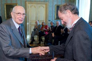 Il Presidente Giorgio Napolitano consegna la medaglia Presidente della Repubblica a Daniele Segre (Premio Documentario per il Cinema)