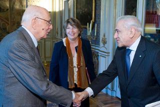 Il Presidente Giorgio Napolitano accoglie Francesco Sabatini e Nicoletta Maraschio, rispettivamente Presidente Onorario e Presidente dell'Accademia della Crusca