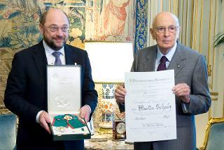 Il Presidente Giorgio Napolitano consegna l'onorificenza di Cavaliere di Gran Croce dell'Ordine al Merito della Repubblica Italiana a Martin Schulz, Presidente del Parlamento Europeo