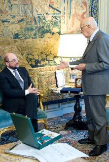 Il Presidente Giorgio Napolitano consegna l'onorificenza di Cavaliere di Gran Croce dell'Ordine al Merito della Repubblica Italiana a Martin Schulz, Presidente del Parlamento Europeo