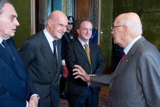 Il Presidente Giorgio Napolitano con Piero Sierra, Presidente dell'Associazione Italiana per la Ricerca sul Cancro, Umberto Veronesi, Direttore Scientifico dell'Istituto Europeo di Oncologia e Pier Paolo Pandolfi, Direttore Scientifico del Beth Israel Deaconess Medical Center Harvard Cancer, in occasione della celebrazione della Giornata Nazionale per la Ricerca sul Cancro