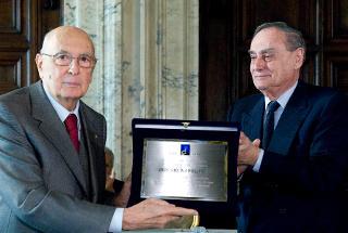 Il Presidente Giorgio Napolitano riceve da Piero Sierra, Presidente dell'Associazione Italiana per la Ricerca sul Cancro, un riconoscimento dell'AIRC-FIRC, in occasione della celebrazione della Giornata Nazionale per la Ricerca sul Cancro