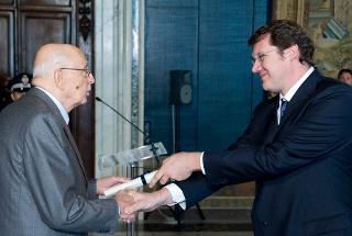 Il Presidente Giorgio Napolitano consegna il Premio scientifico FIRC "Guido Venosta 2012", a Stefano Piccolo dell'Università degli Studi di Padova, in occasione della celebrazione della Giornata Nazionale per la Ricerca sul Cancro