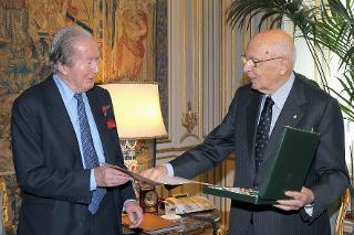 Il Presidente Giorgio Napolitano consegna l'onorificenza di Grande Ufficiale a Sir Dennis Walters