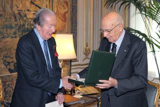 Il Presidente Giorgio Napolitano durante la consegna dell'onorificenza di Grande Ufficiale a Sir Dennis Walters
