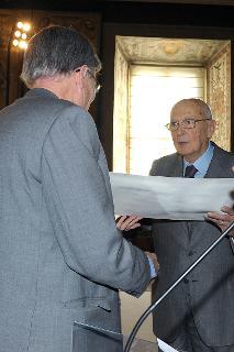 Il Presidente Giorgio Napolitano consegna il Premio Balzan 2012 al Prof. Kurt Lambeck per le scienze della terra solida, con particolare attenzione ai contributi interdisciplinari