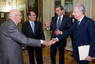 Il Presidente Giorgio Napolitano accoglie il Presidente del Consiglio Mario Monti, il Presidente della Camera Gianfranco Fini e il Presidente del Senato Renato Schifani