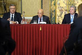 Il Presidente Giorgio Napolitano con il Presidente della Repubblica di Polonia, Bronislaw Komorowski e il Presidente della Repubblica di Germania, Joachim Gauck nel corso dell'incontro con gli studenti universitari a Palazzo Reale
