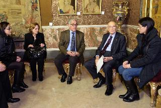 Il Presidente Giorgio Napolitano con i familiari e la fidanzata di Pasquale Romano, vittima innocente della faida di camorra, ucciso a Marianella lo scorso 15 ottobre