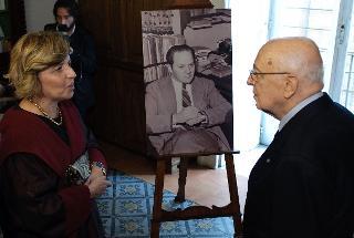 Il Presidente Giorgio Napolitano con Marta Herling-Grudzinski dinanzi ad una foto del padre Gustaw