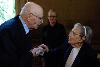 Il Presidente Giorgio Napolitano saluta la moglie di Gustaw Herling-Grudzinski, Lidia Croce