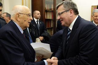 Il Presidente Giorgio Napolitano saluta il Presidente della Repubblica di Polonia Bronislaw Komorowski