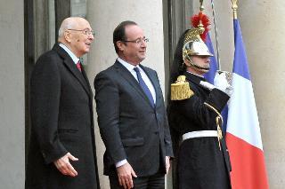 Il Presidente Giorgio Napolitano accolto dal Presidente della Repubblica Francese Francois Hollande all'Eliseo