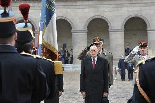 Il Presidente Giorgio Napolitano durante gli onori militari all'Eliseo