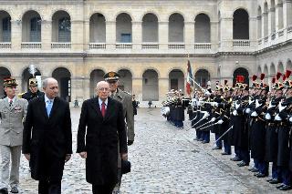 Il Presidente Giorgio Napolitano durante gli onori militari all'Eliseo