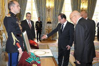 Lo scambio di decorazioni tra il Presidente Napolitano e il Presidente Hollande