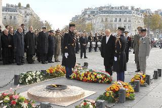 Il Presidente Giorgio Napolitano durante la deposizione di una corona di fiori al Monumento del Milite Ignoto