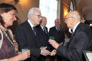 Il Presidente Giorgio Napolitano durante la consegna del distintivo d'oro ai Cavalieri del Lavoro che hanno compiuto 25 anni di nomina nell'Ordine
