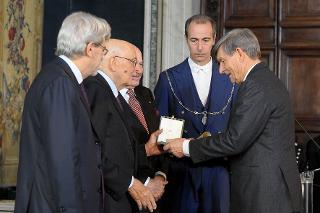 Il Presidente Giorgio Napolitano durante la consegna dell'insegna di Cavaliere del Lavoro a Luigi Carlon, materiali per l'edilizia Veneto