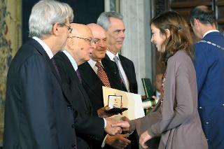 Il Presidente Giorgio Napolitano durante la consegna degli attestati d'onore e delle medaglie d'argento a ricordo della cerimonia ai nuovi Alfieri del Lavoro