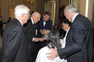 Il Presidente Giorgio Napolitano riceve gli omaggi realizzati dai ragazzi stagisti in occasione della Giornata Internazionale delle persone con Disabilità