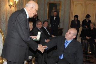 Il Presidente Giorgio Napolitano durante la consegna dell' Onorificenza di Cavaliere dell'Ordine al Merito della Repubblica Italiana al Sig. Ilario Marta in occasione della Giornata Internazionale delle persone con Disabilità