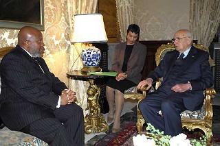 Il Presidente Giorgio Napolitano con il Signor Dennis Francis, nuovo Ambasciatore della Repubblica di Trinidad e Tobago, durante i colloqui, in occasione della presentazione delle Lettere Credenziali