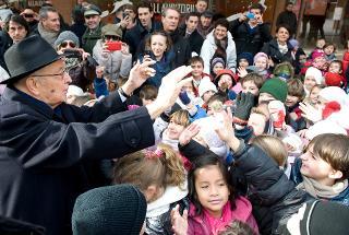 Il Presidente Giorgio Napolitano accolto dai ragazzi al suo arrivo all'Auditorium Parco della Musica, in occasione delal celebrazione del 190° anniversario di fondazione del Corpo Forestale dello Stato