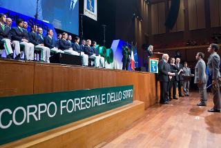 Il Presidente Giorgio Napolitano consegna degli attestati relativi alla promozione per meriti straordinari sportivi e di servizio ad appartenenti al Corpo Forestale dello Stato