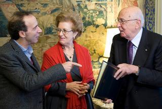 Il Presidente Giorgio Napolitano con Roberto Benigni e il Presidente della RAI Anna Maria Tarantola, in occasione della presentazione del programma "La più bella del mondo"