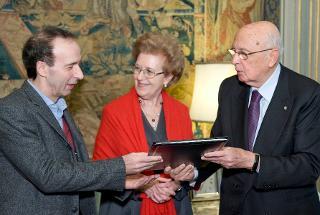 Il Presidente Giorgio Napolitano dona una copia anastatica della Costituzione Italiana a Roberto Benigni